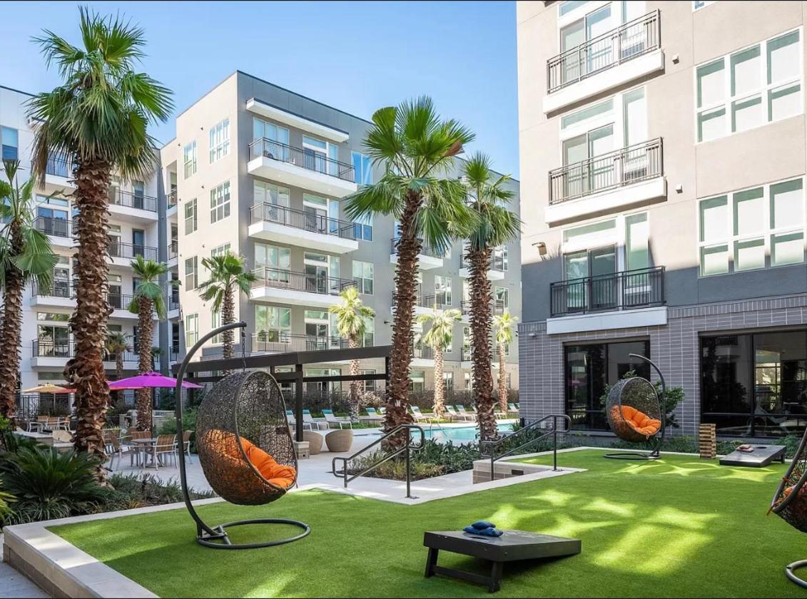Luxurious Unit In Downtown Houston With Poolside View Exterior photo