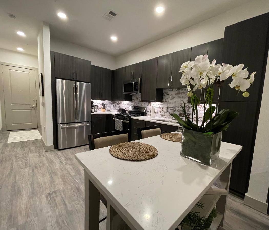 Luxurious Unit In Downtown Houston With Poolside View Exterior photo