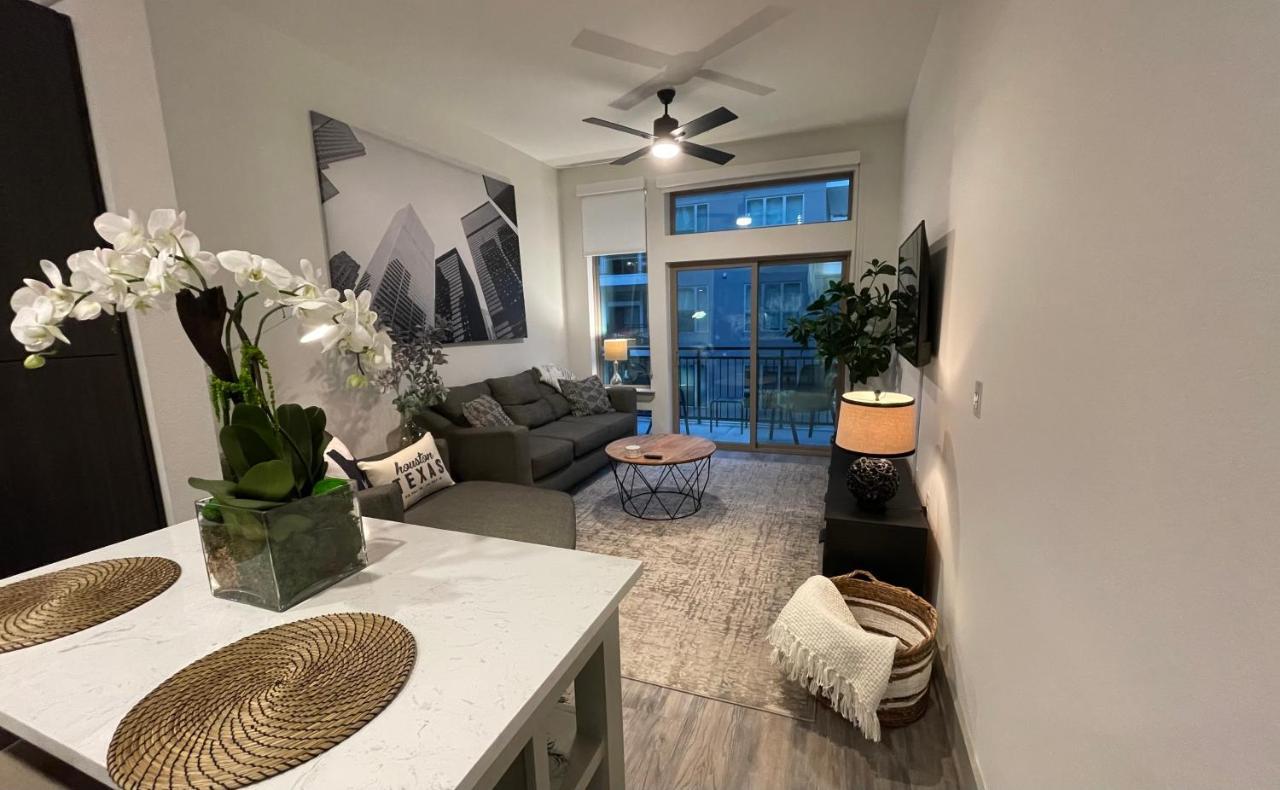 Luxurious Unit In Downtown Houston With Poolside View Exterior photo
